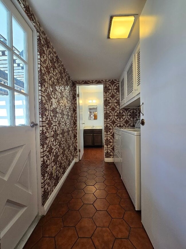 Building Photo - A Fabulous 3 Bedroom Townhome Centrally located.