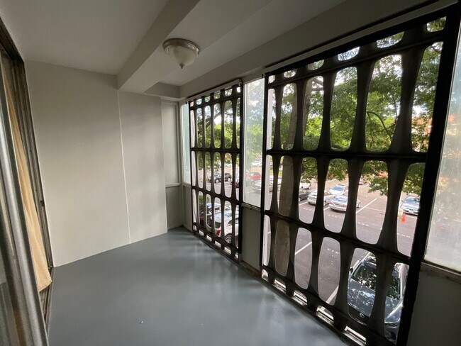 Building Photo - Spacious RiverPark 1 bedroom located near ...