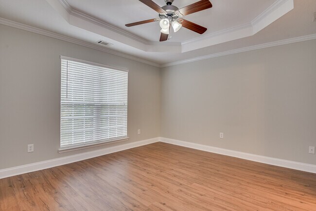 Building Photo - 2037 Dundee Way