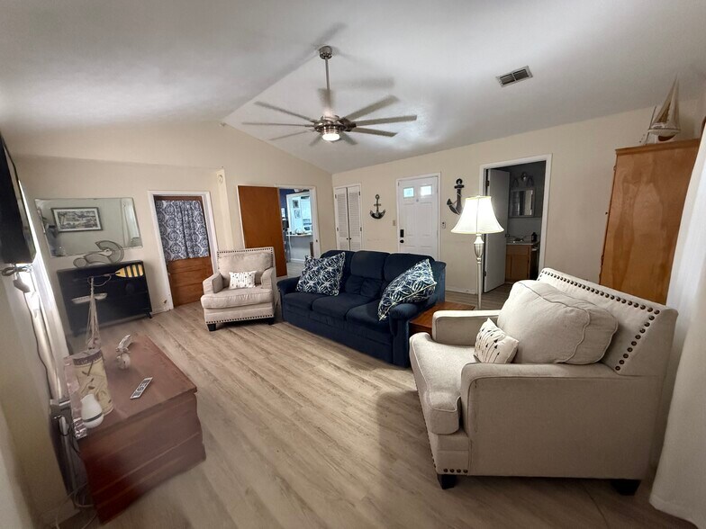 Building Photo - 606 Lantana St