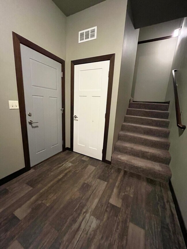 Building Photo - 3 Bed/2.5 Bath Townhome in Downtown Sioux Falls!!