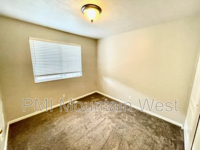 Building Photo - 55 Peregrine Ln