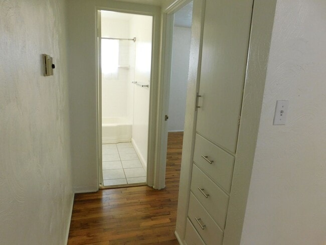 Building Photo - Close to CMU/St Mary's