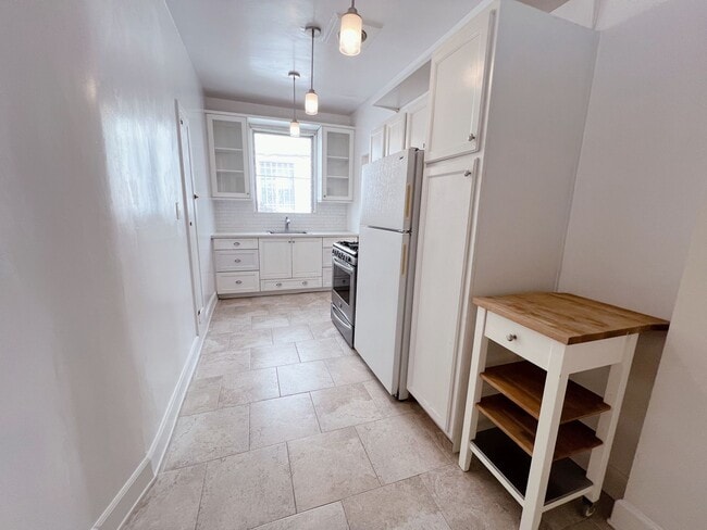 Building Photo - Curson Ave Apartments By The Grove