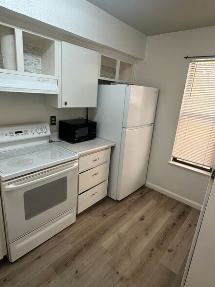 Building Photo - 13057 Lincoln Way