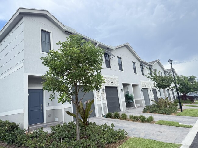 Building Photo - 860 NW 3rd Terrace