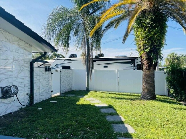 Building Photo - 2531 Gulfstream Ln