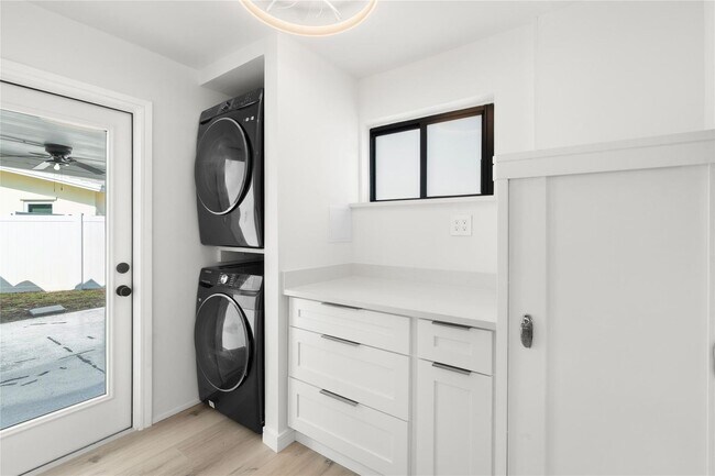 Building Photo - 455 SW 14th Ct