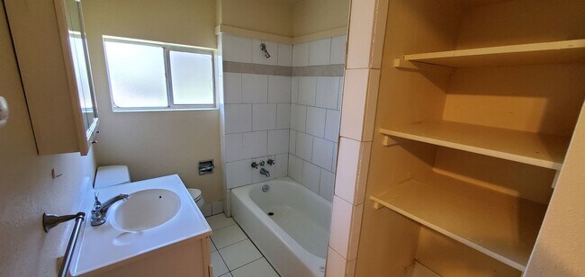 Building Photo - August Pre-lease - 5bd/2ba