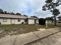 Building Photo - Gulf Breeze - Green Briar Estates - 2 bedroom, 1 bathroom - water and lawn care included