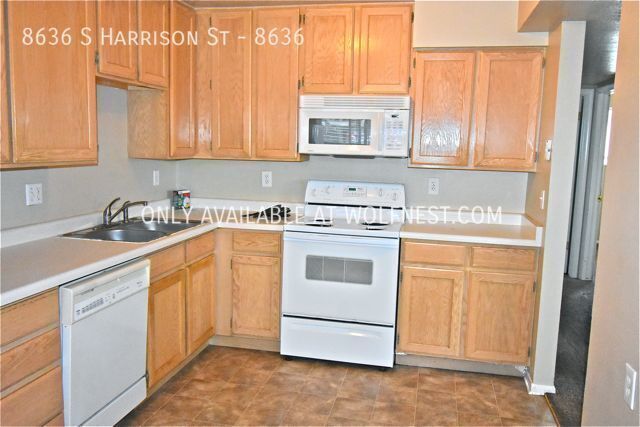 Building Photo - Adorable 2 Bed Sandy Condo! No Deposit Opt...