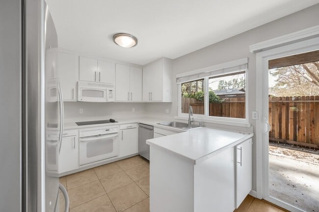Building Photo - Spacious 4-Bedroom, 2.5-Bath Townhouse Clo...