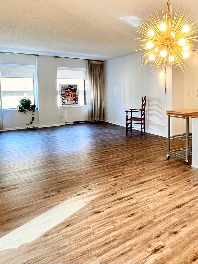 Building Photo - Newly Renovated 2bd/2ba Dwtn Condo!