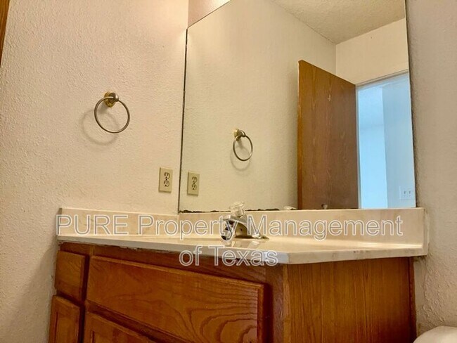 Building Photo - 12120 Thompkins Dr