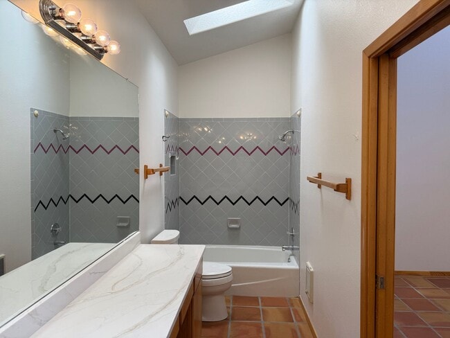 Building Photo - 5 Oriente Ct