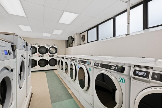 Building Photo - 135 Montgomery St