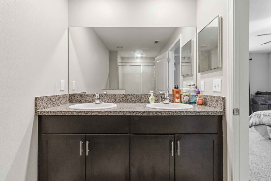 Master bath - 9622 Pembrooke Pines Dr