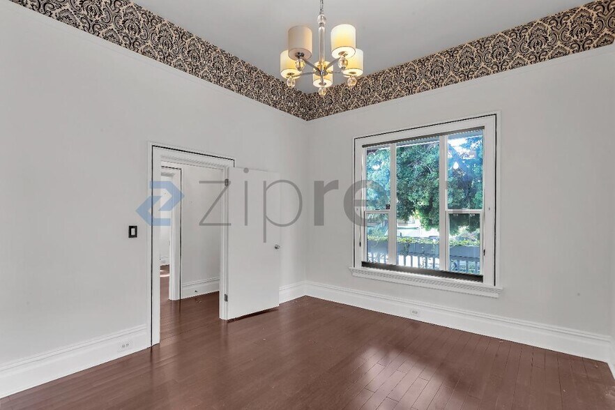 Building Photo - Unit 1005