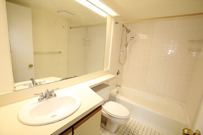 Building Photo - Allston 2-bed/1-bath with Laundry in Unit