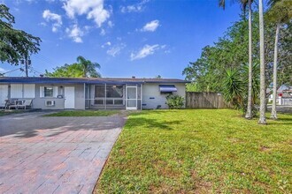 Building Photo - 3 bedroom in Hallandale FL 33009