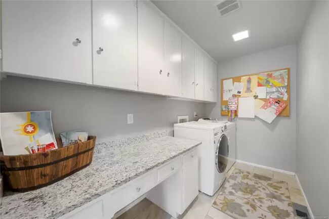 Building Photo - Incredible Ranch Style Home in Midtown!