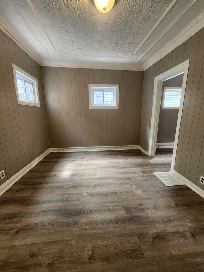 Building Photo - Five Bedroom Single Family Home!