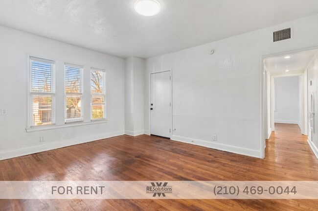 Building Photo - 1630 W Rosewood Ave