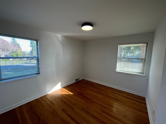 Building Photo - Newly renovated light filled 2 bedroom home with views of Rainer in Bryn Mawr-Skyway!