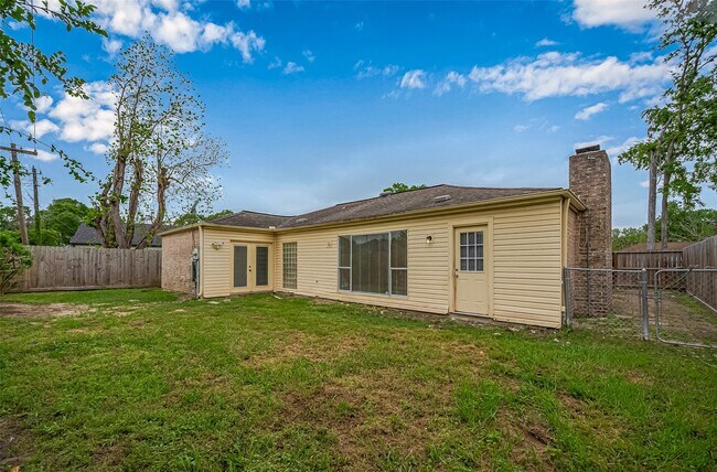 Building Photo - 13731 Greenway Dr