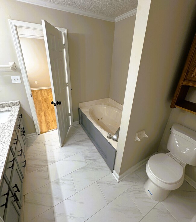 Building Photo - 2250 Lake Hill Ct