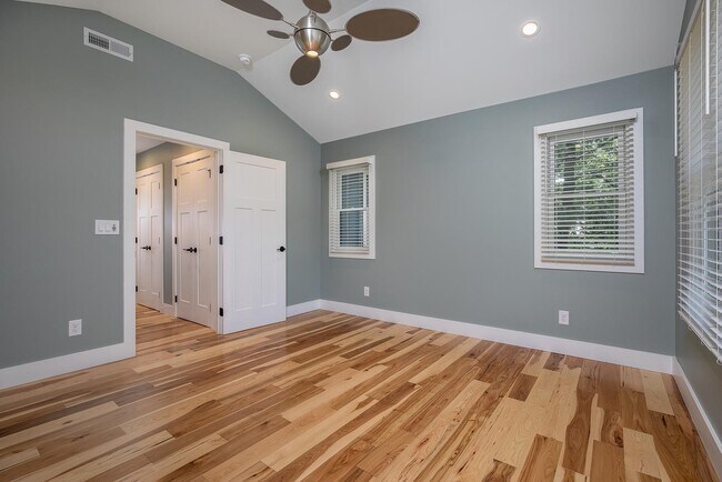 Building Photo - Beautiful Home - Excellent Kenilworth Location!