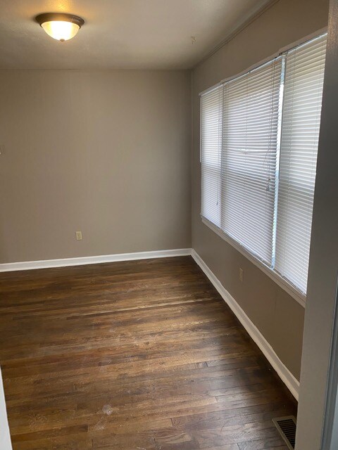 Building Photo - 629 Sylvan Ln