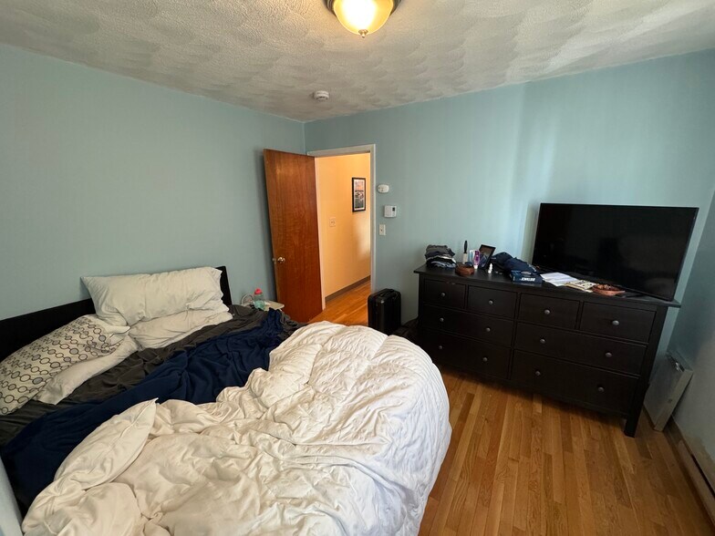 Building Photo - 217 Holland St