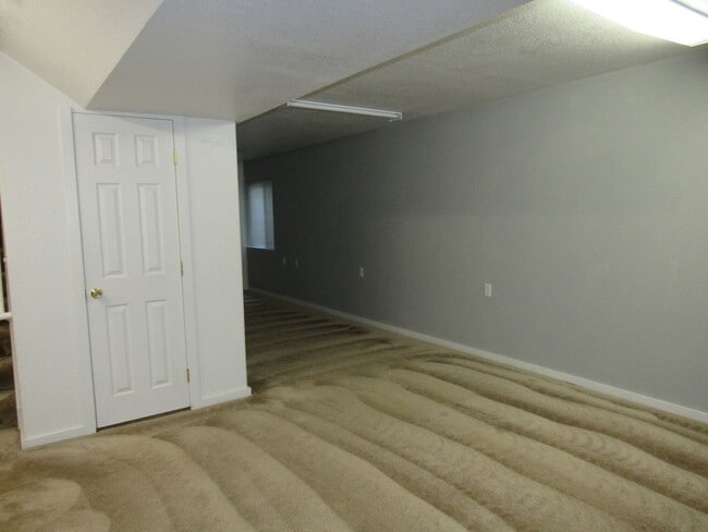 Building Photo - Bright and well maintained 4 bed, 3 bath h...