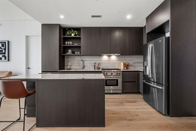 Building Photo - 610 Davis St