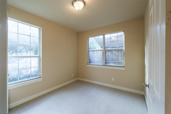 Building Photo - 2733 Sherwin St