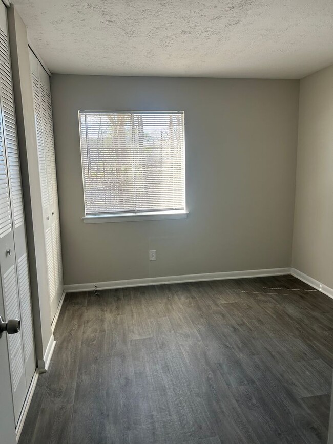 Building Photo - Great Location!