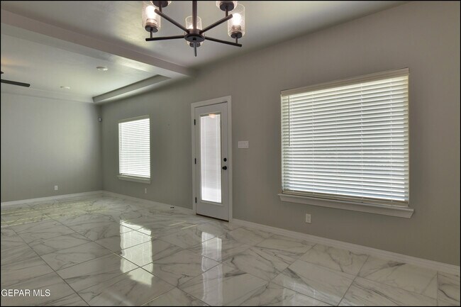 Building Photo - 600 Logwood Ave