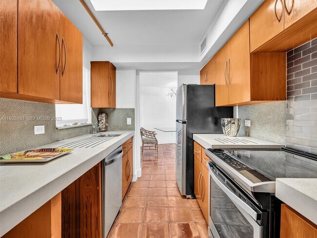 Building Photo - 1881 Washington Ave