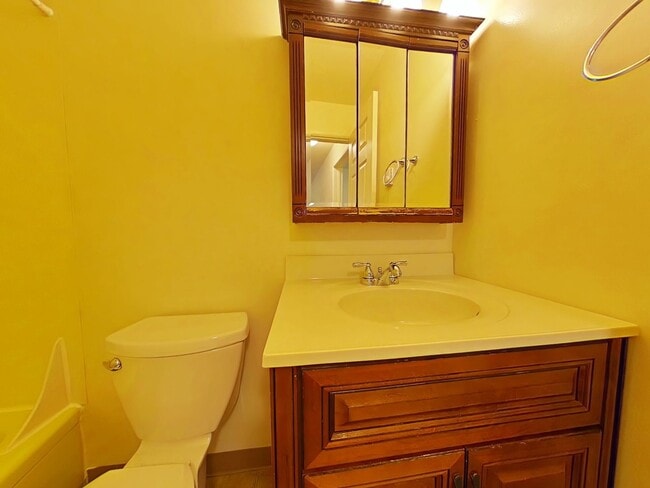 Building Photo - 2 Bedroom Apartment ~ Close to Campus ~ Ca...