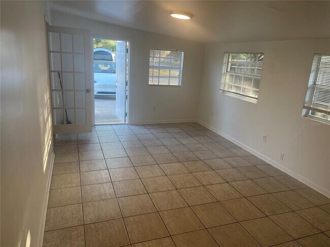 Building Photo - 3302 W Wallace Ave