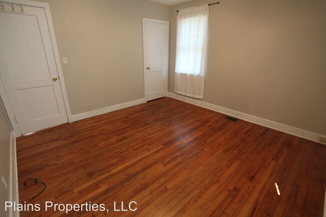 Building Photo - 1100 Lakeview Dr