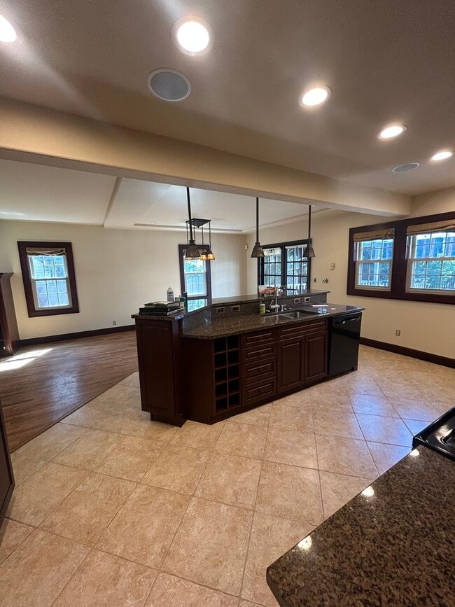 Building Photo - 916 Poly Dr