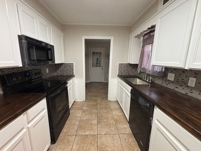 Building Photo - MOVE IN READY! SPACIOUS TOWNHOME IN BOSSIE...