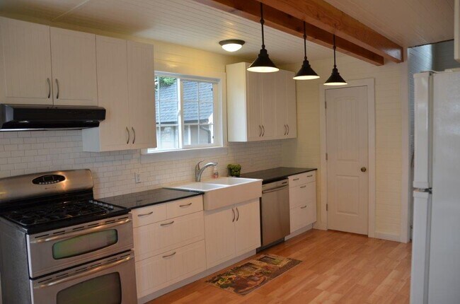 Building Photo - Completely Renovated Cottage in Crown Park...