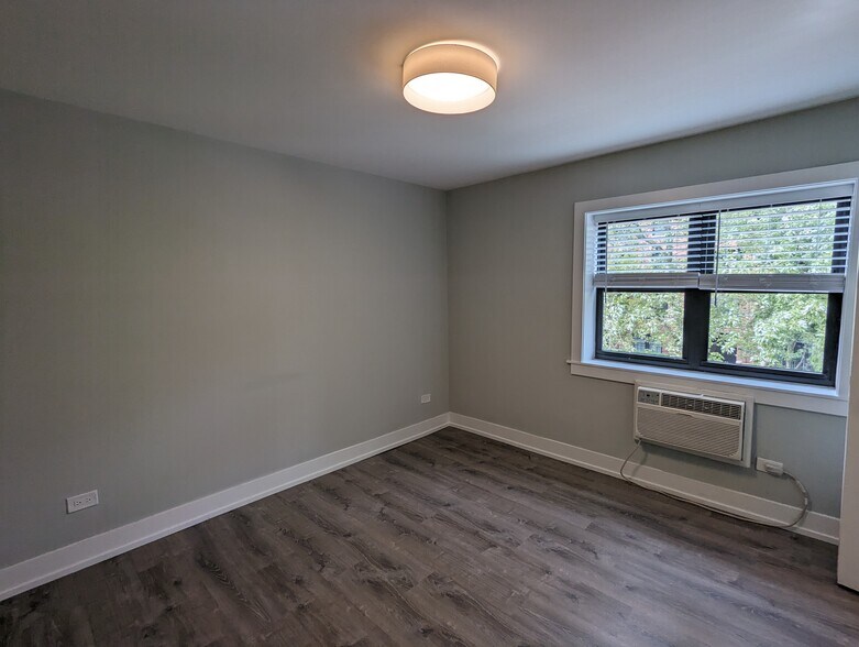 Building Photo - 456 W Barry Ave