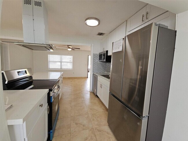 Building Photo - 6610 SW 26th St