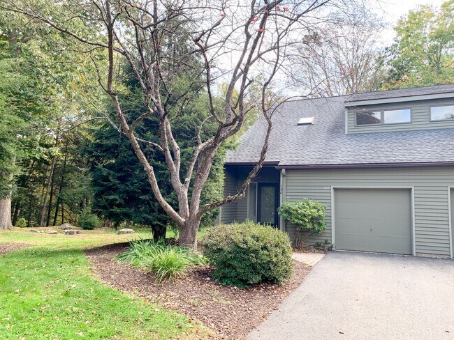 Building Photo - 3 Bedroom Condo Available for Aug. 1st