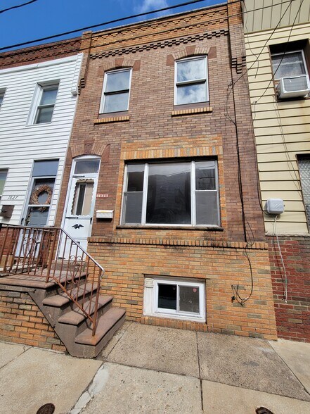 Building Photo - 1825 Daly St
