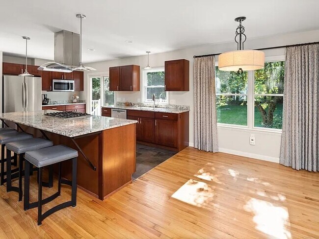 Building Photo - Modern Comfort on East Terrace — Perfect for Families or Professionals